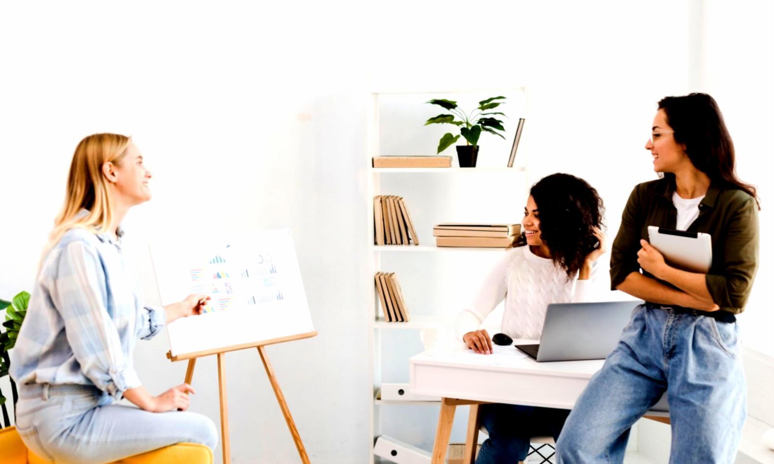 Persona revisando presupuesto mensual en ordenador portátil