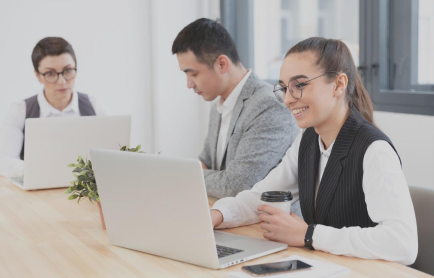 Persona organizando finanzas personales con calculadora y documentos