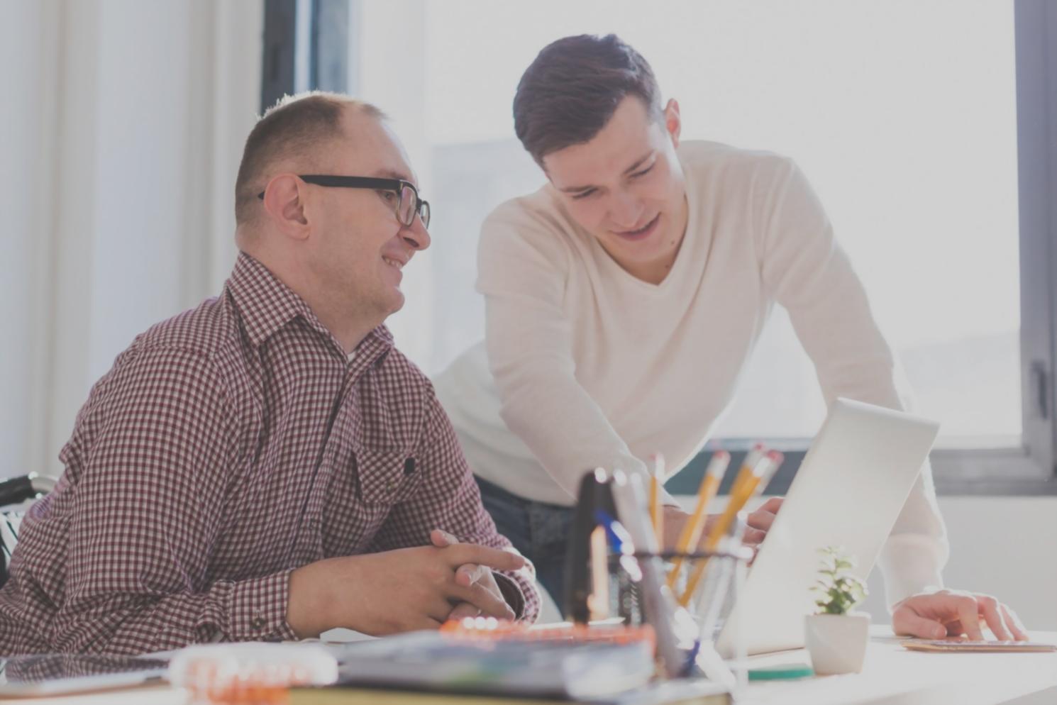 Análisis de gastos mensuales con gráficos y categorías